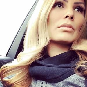 Meet your Posher, Dee